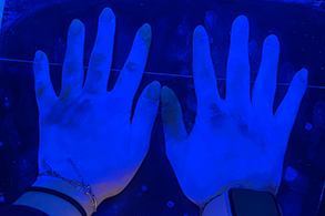 Hände im Schwarzlicht